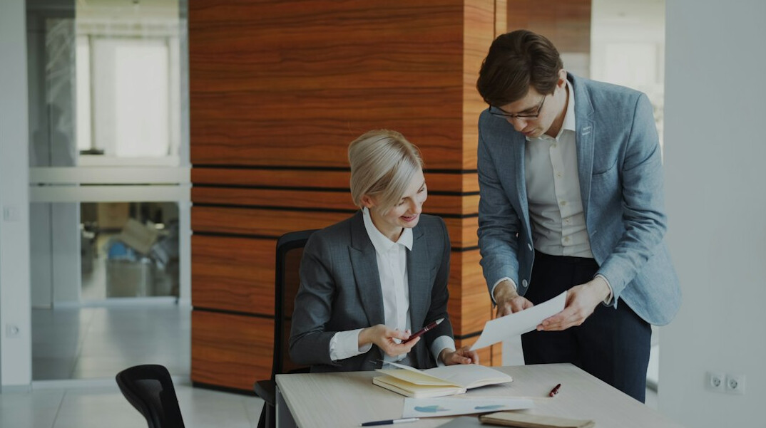 manager supporting employee